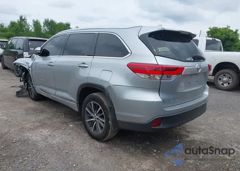 2017 Toyota Highlander Xle z USA, uszkodzony, nr VIN 5TDJZRFH5HS455351